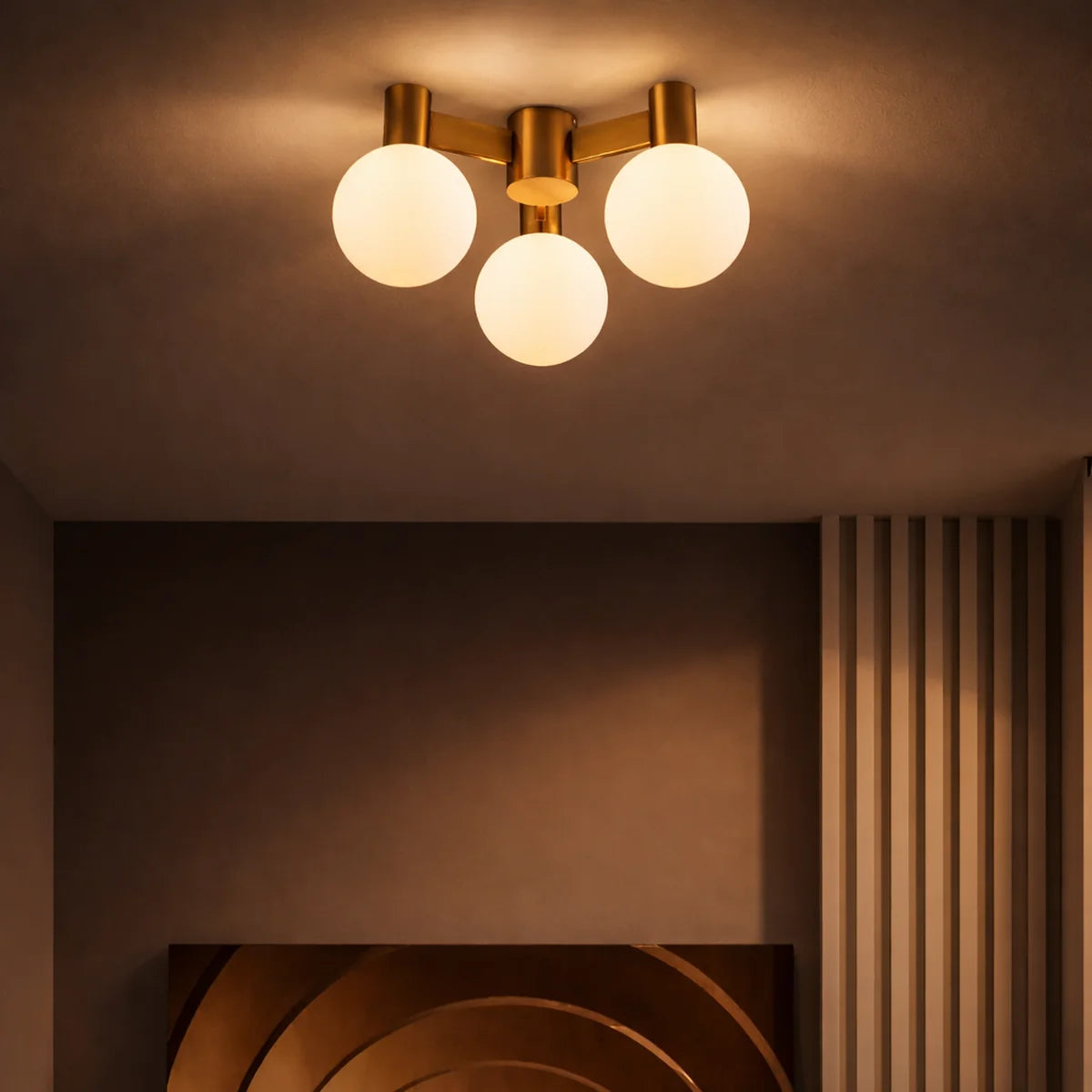 Plafondlamp Clara – Opaal Glas – Brushed Gold – Ø40 cm – 3 Lichtpunten – afbeelding 2